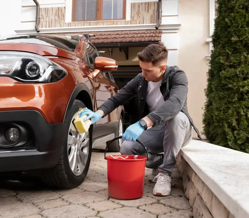 Lavage auto à domicile Onlay : professionnel intervenant sur un véhicule